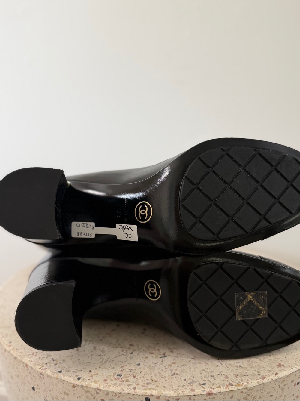 Chanel leather tall boots with a gold CC chain detail and block heel - Picture 10 of 10